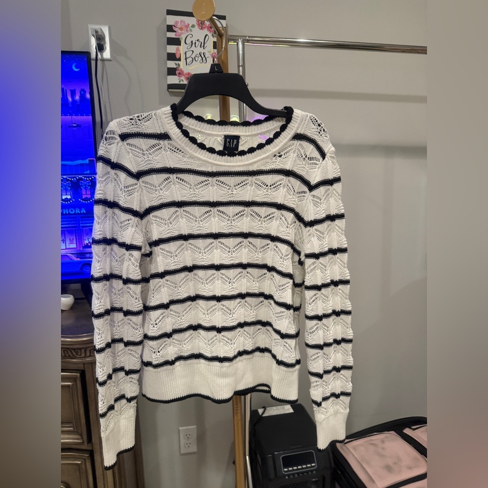 GAP Women's Sweater with Black and White Pattern - Picture 2 of 7